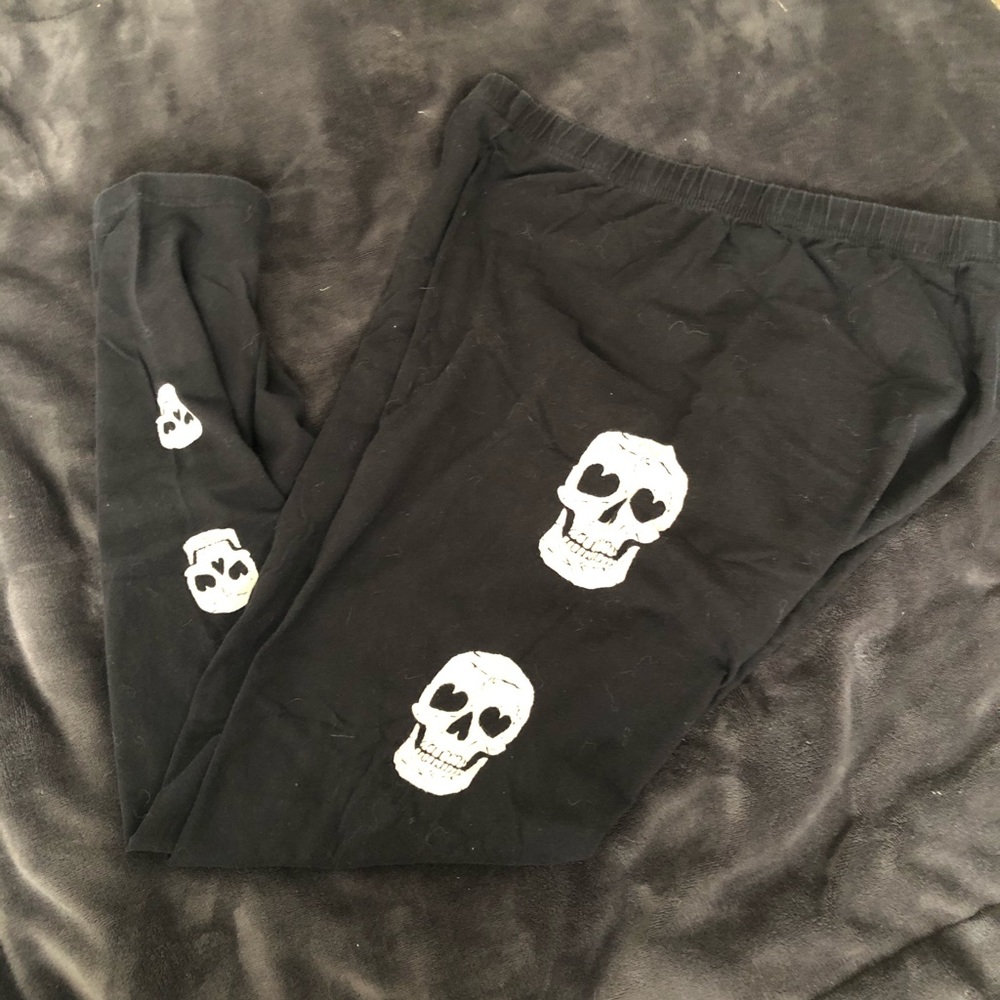 Torrid skull leggings size 2 (XL)